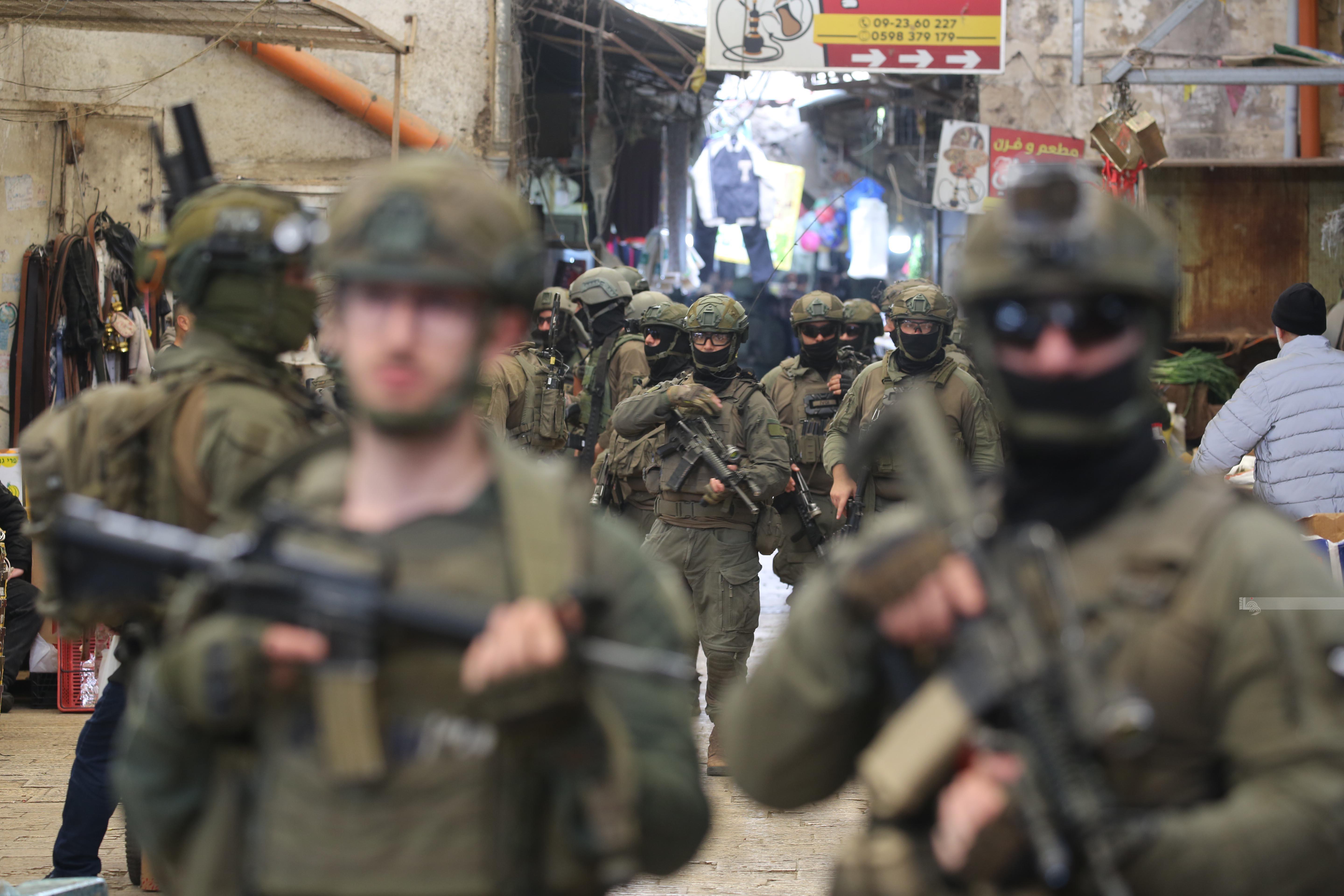 قوات الاحتلال خلال اقتحامها البلدة القديمة في نابلس (تصوير: أيمن نوباني/ وفا)